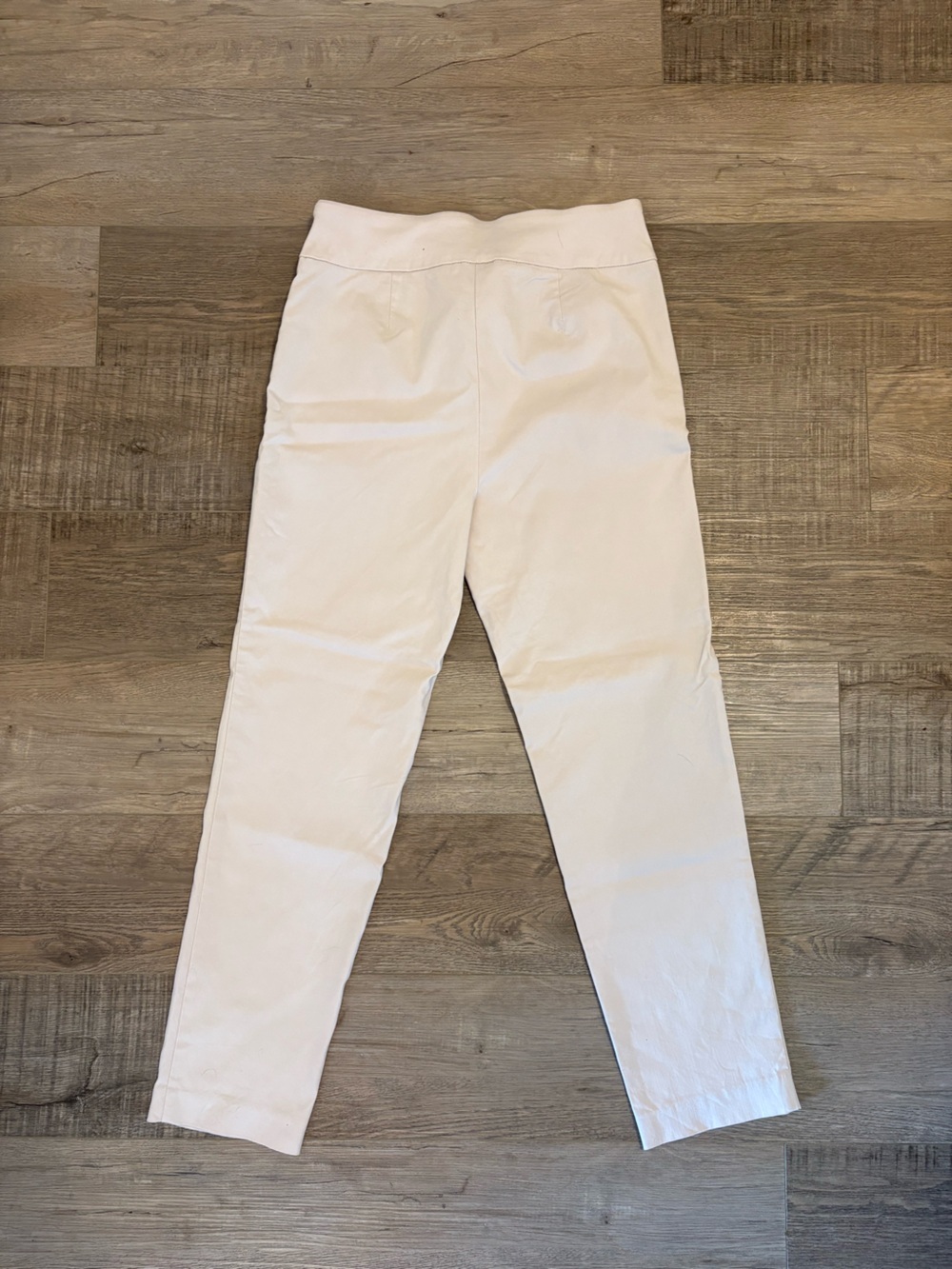 Cream capris with button pockets - Picture 2 of 5